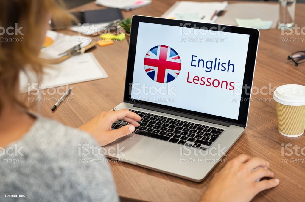 woman-learning-english-online-picture-id1059661590